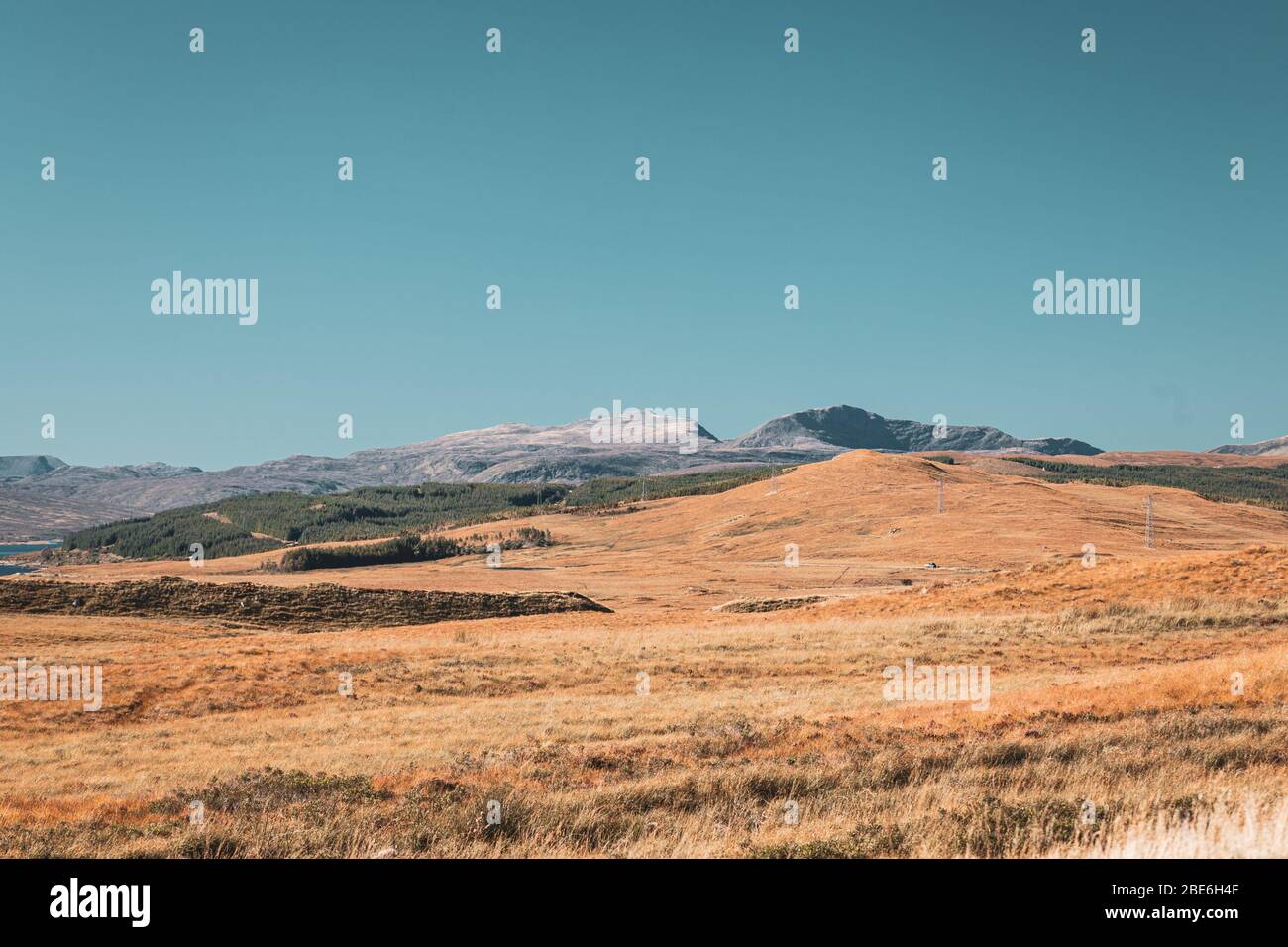 Gamma di montagne panoramiche in una giornata autunnale luminosa nelle Highlands del Nord Ovest della Scozia Foto Stock