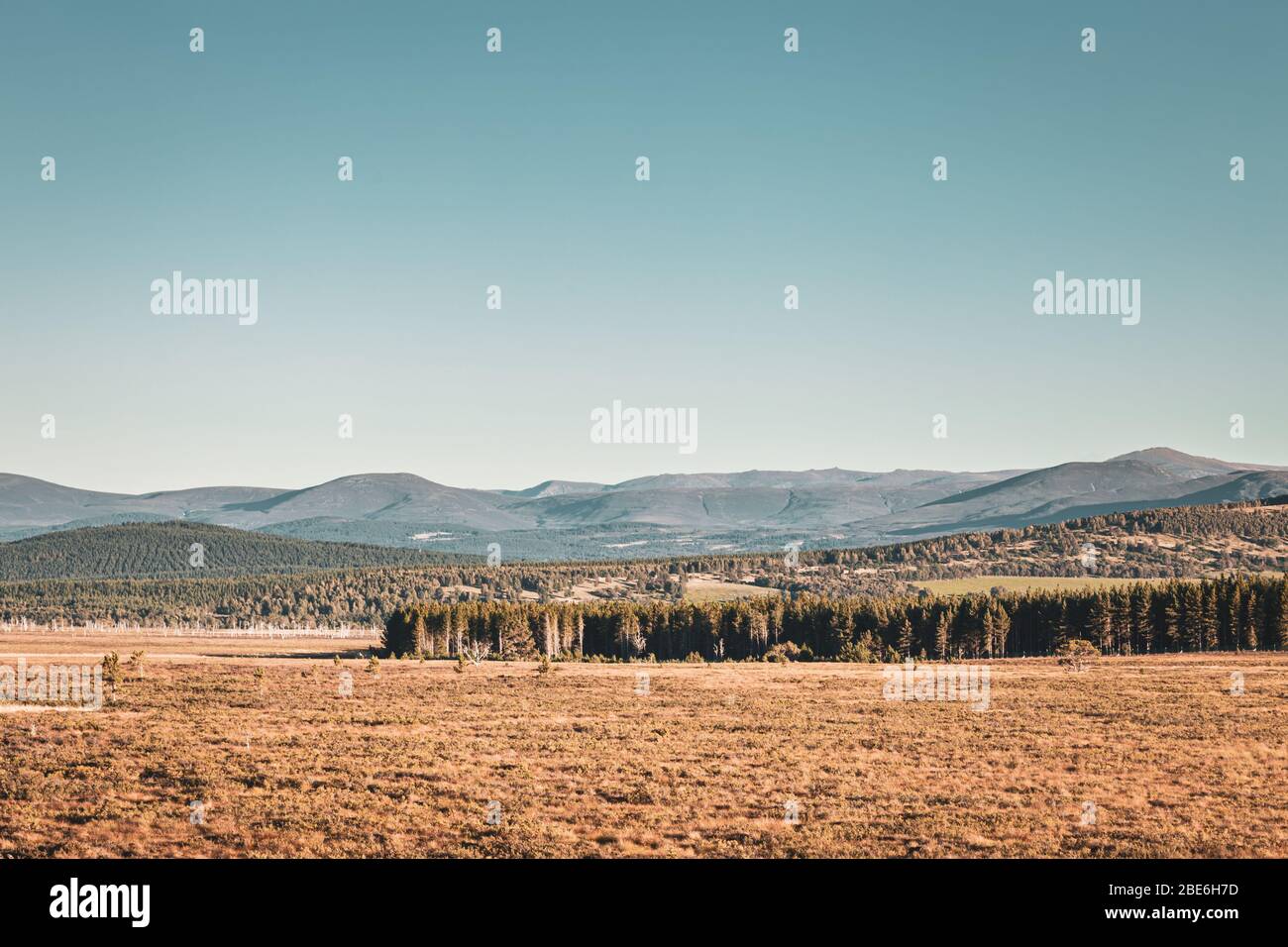 Gamma di montagne panoramiche in una giornata autunnale luminosa nelle Highlands del Nord Ovest della Scozia Foto Stock