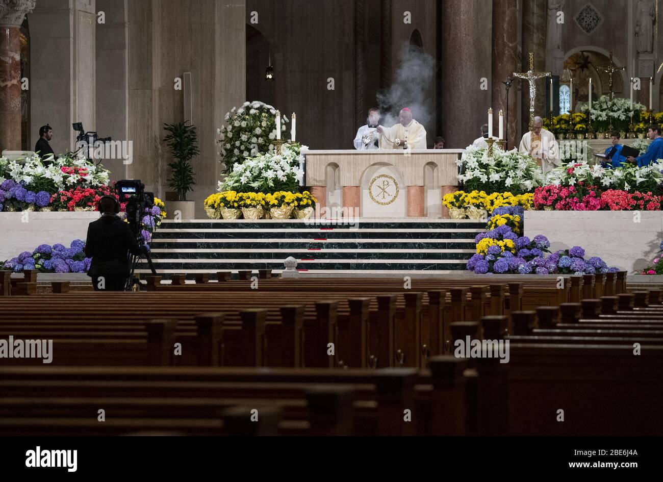 Washignton, Stati Uniti. 12 aprile 2020. L Arcivescovo di Washington Wilton Daniel Gregory (C) tiene la messa di Pasqua ad una congregazione virtuale presso la Basilica del Santuario Nazionale dell Immacolata Concezione, a Washington, DC, domenica 12 aprile 2020. L'Arcidiocesi di Washington DC ha chiuso la Basilica al pubblico e ha trasmesso in diretta la messa a causa della pandemia del coronavirus COVID-19. Foto di Kevin Dietsch/UPI Credit: UPI/Alamy Live News Foto Stock