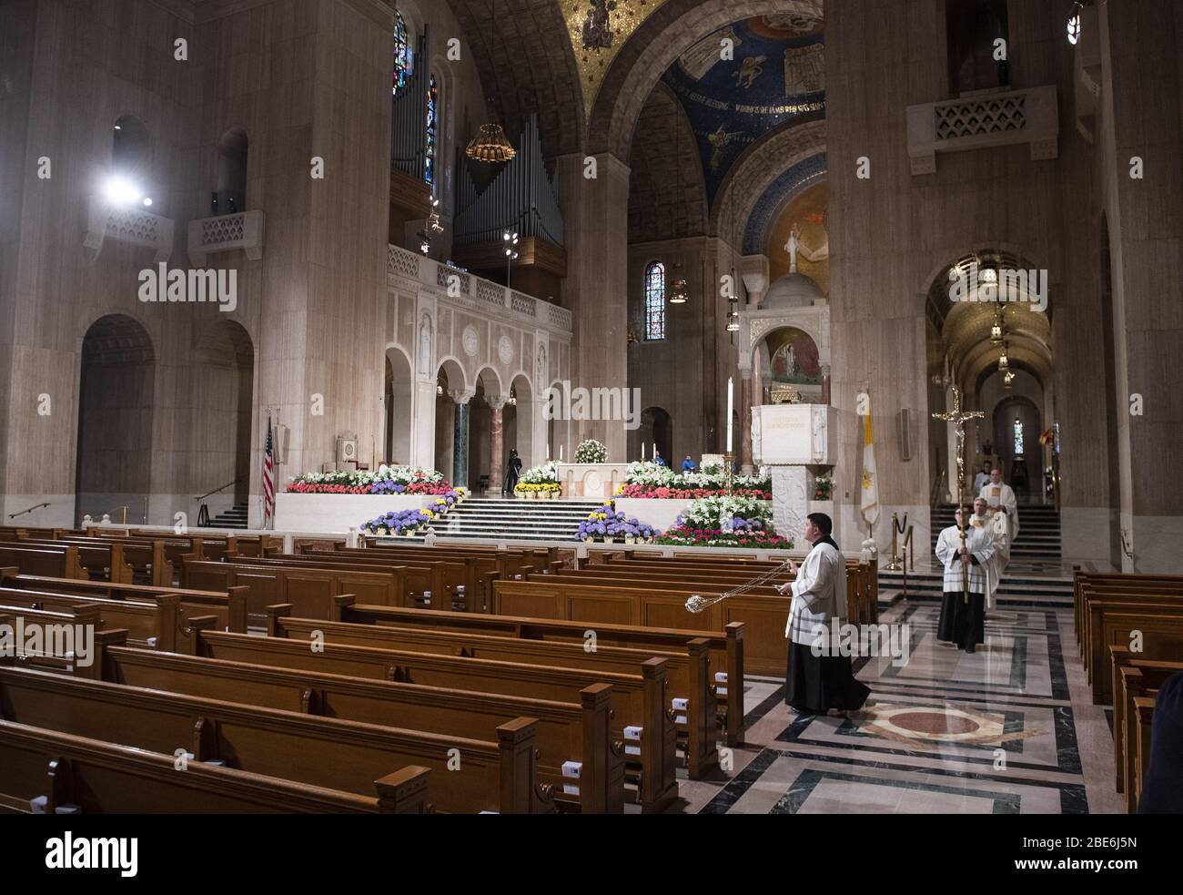 Washignton, Stati Uniti. 12 aprile 2020. La Basilica del Santuario Nazionale dell'Immacolata Concezione tiene una Santa Messa domenicale pasquale dal vivo, a Washington, DC, domenica 12 aprile 2020. L'Arcidiocesi di Washington DC ha chiuso la Basilica al pubblico e ha trasmesso in diretta la messa a causa della pandemia del coronavirus COVID-19. Foto di Kevin Dietsch/UPI Credit: UPI/Alamy Live News Foto Stock