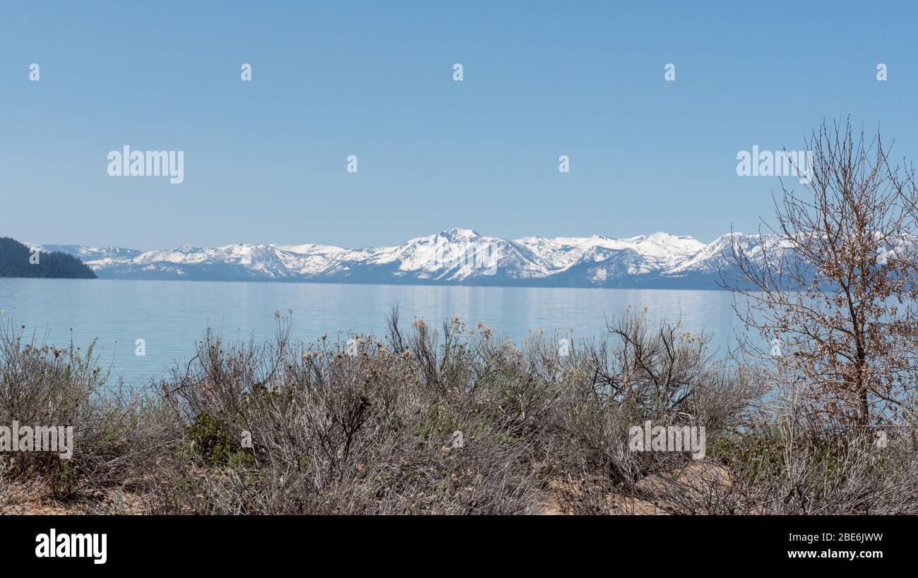 Vista primaverile del Lago Tahoe con cime innevate delle montagne. Foto Stock
