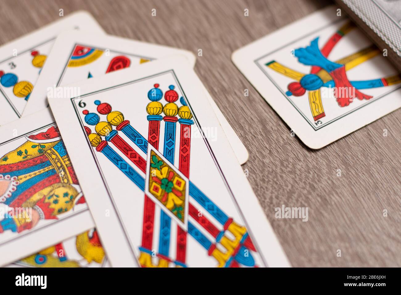Carte Triestine, antico gioco europeo originario del nord italia che giana sul tavolo di legno. Setup nel gioco 'brisclaa' tra due giocatori Foto Stock