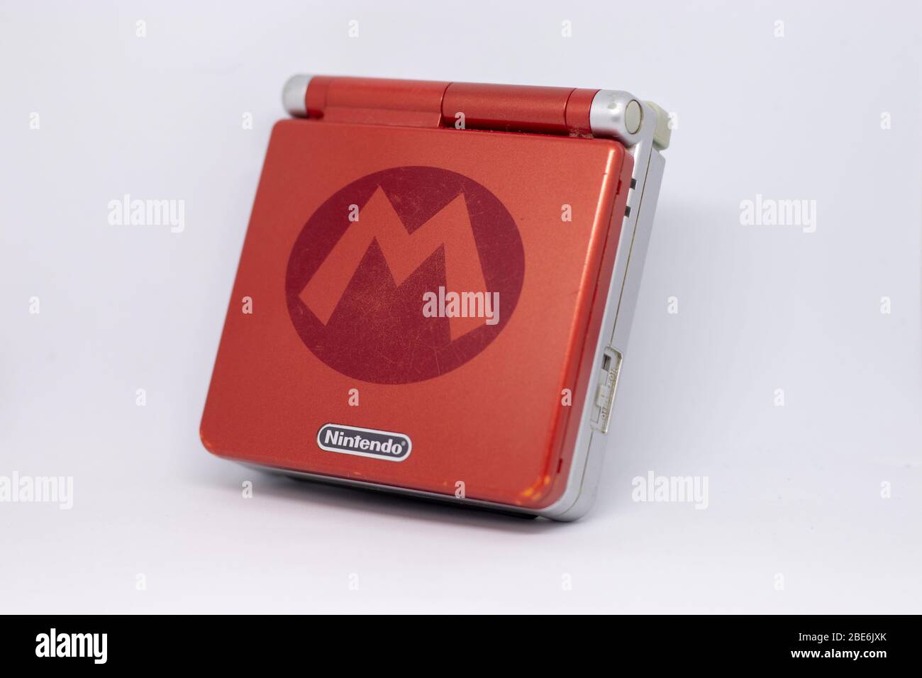 Game boy Advanced SP console portatile da Nintendo da 2003 in rosso argento Super Mario Edition. Chiuso visto dall'esterno su sfondo bianco Foto Stock