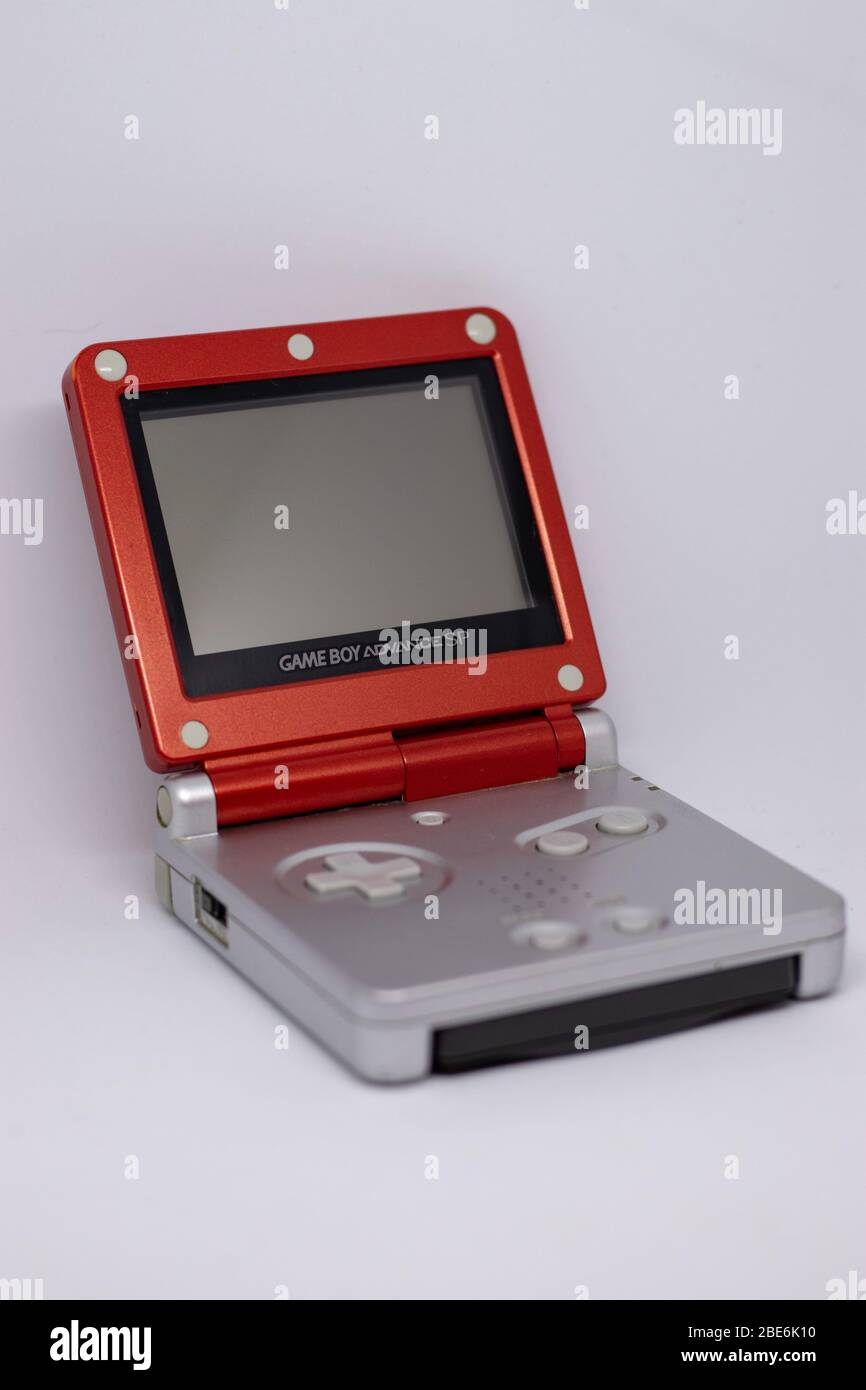 Game boy Advanced SP console portatile da Nintendo da 2003 in rosso argento Super Mario Edition. Aperto, spento con gioco inserito su bianco Foto Stock