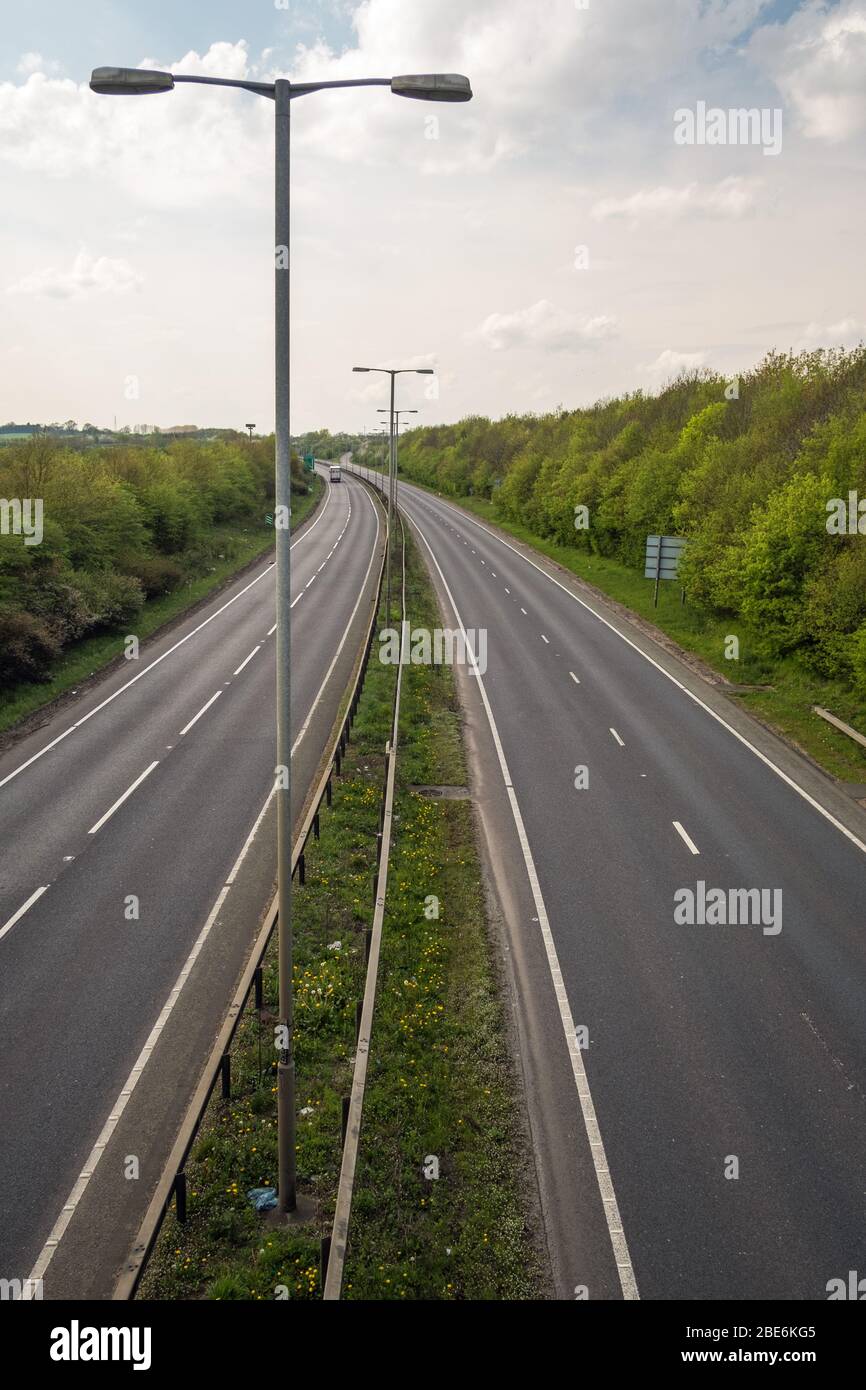 Tranquilla autostrada A14 durante lo scoppio del covid-19 vicino Kettering Northamptonshire Regno Unito. Foto Stock