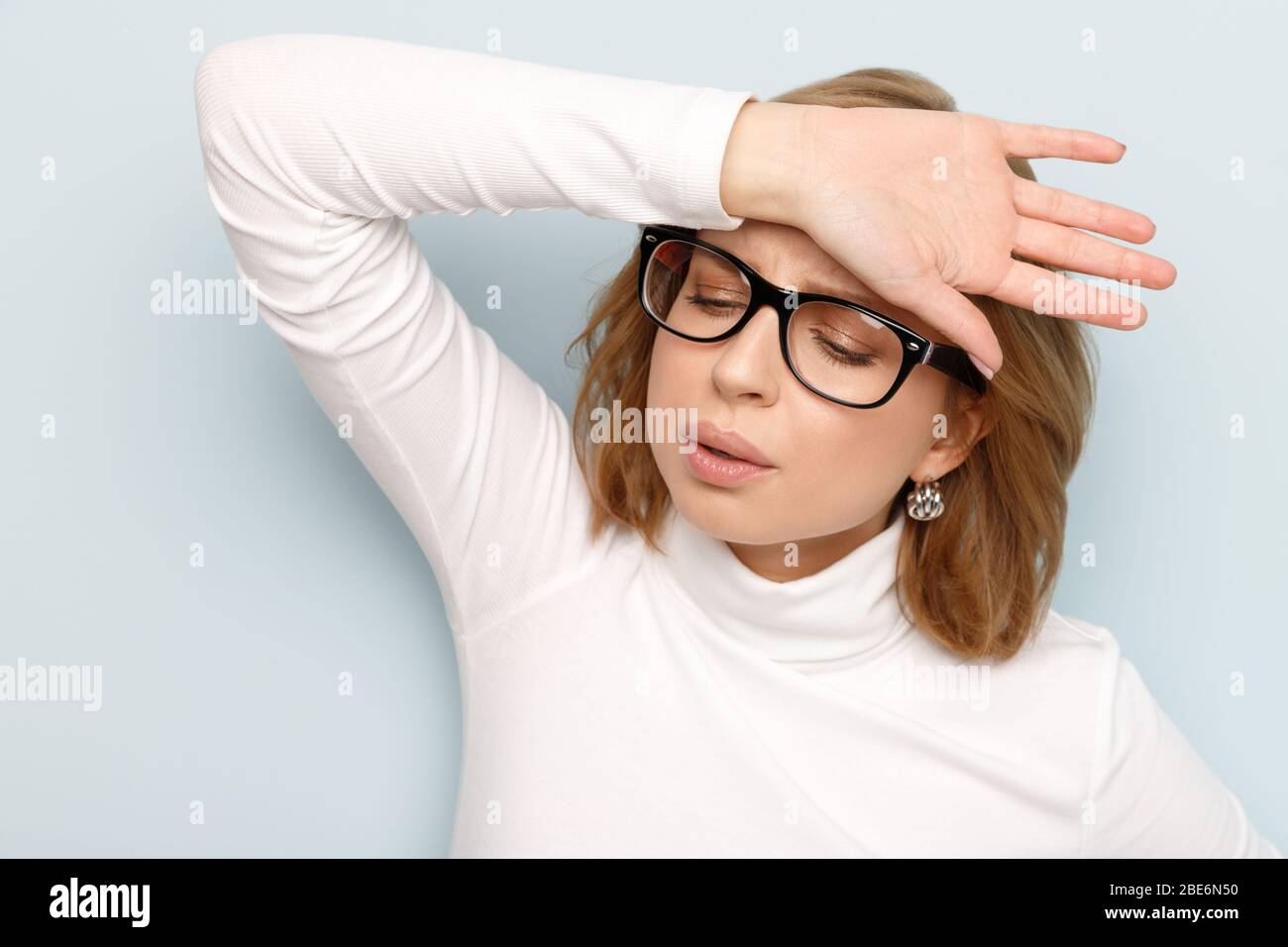 Respirazione, problemi respiratori, attacco di asma, pressione, dolore toracico, ictus solare, capogiri concetto. Ritratto di donna d'affari ricevuto colpo di calore in h Foto Stock