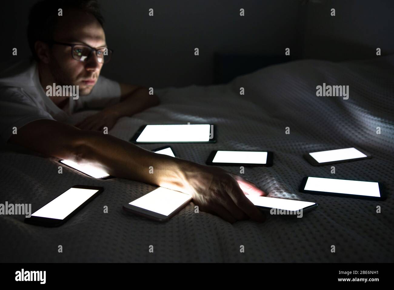 Dipendenza da gadget, nomofobia, insonnia, disturbi del sonno. . Foto Stock