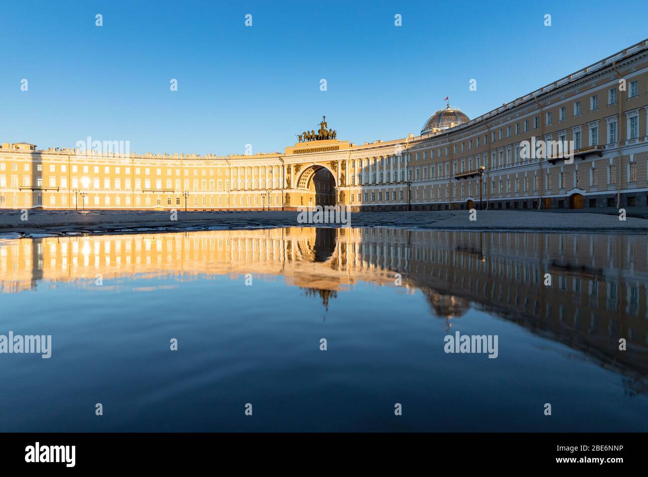 Piazza del Palazzo vuota e personale generale a San Pietroburgo durante la pandemia di coronavirus e l'autoisolamento delle persone. Vista inferiore con riflessione in p Foto Stock