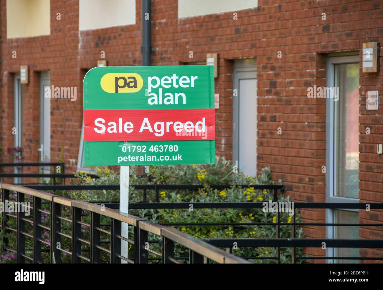 SWANSEA, GALLES - LUGLIO 2018: Un cartello 'sales accosented' fuori da una casa in una strada Swansea Foto Stock