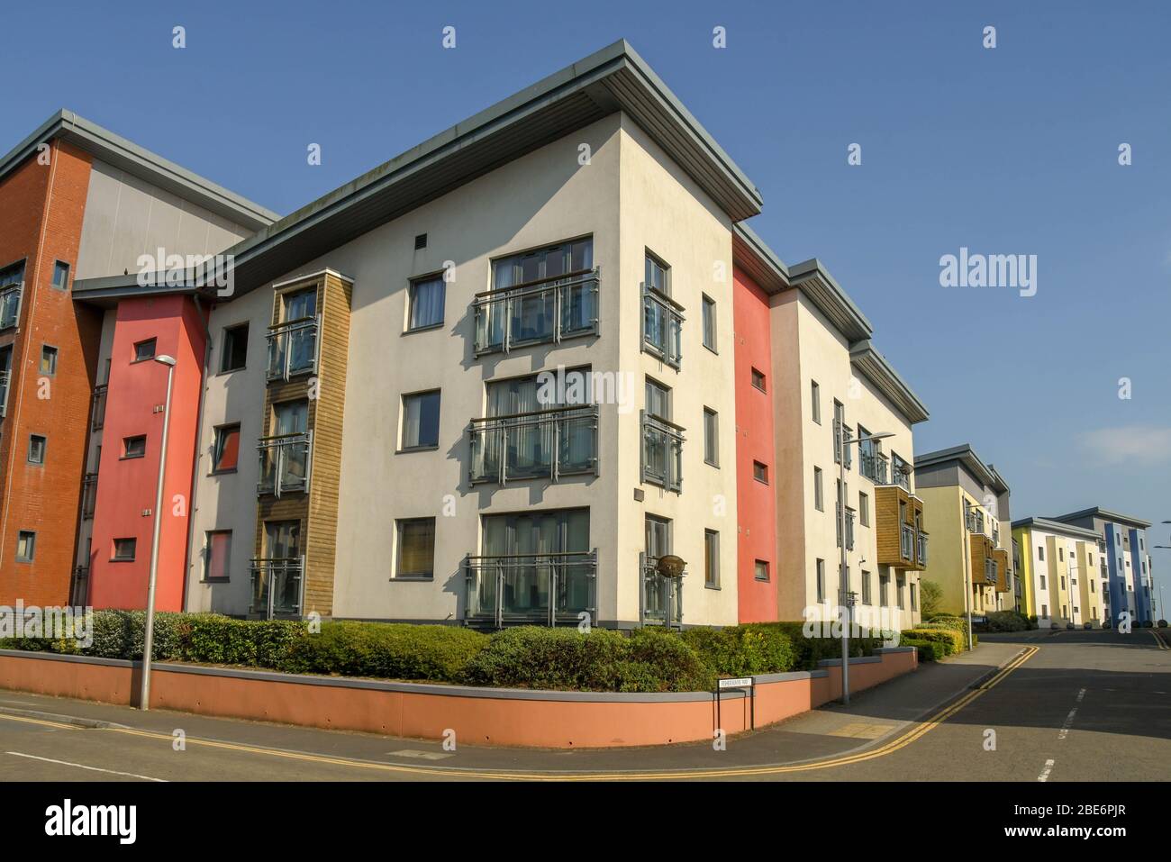 SWANSEA, GALLES - LUGLIO 2018: Blocco di appartamenti vicino al porto turistico di Swansea Foto Stock