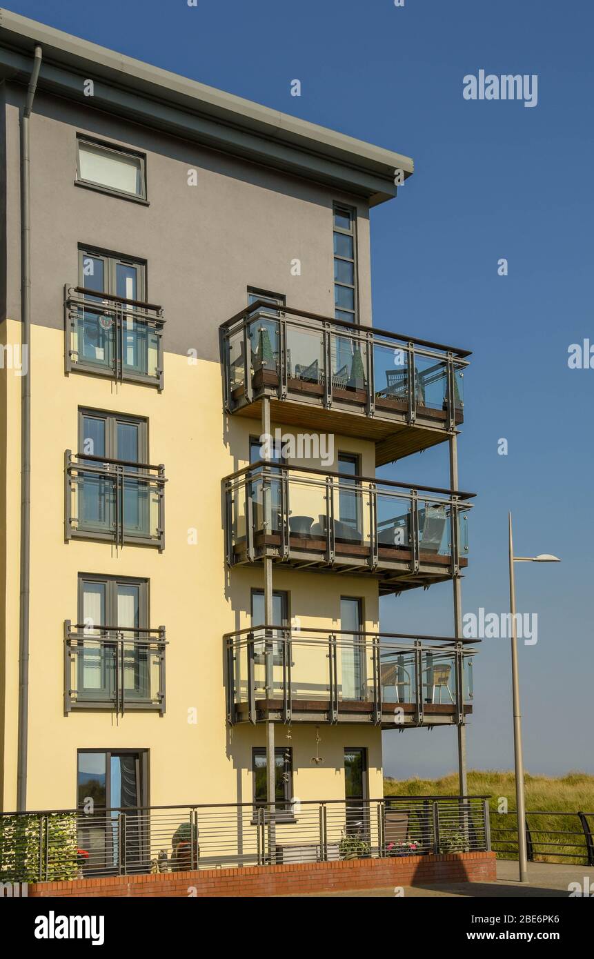 SWANSEA, GALLES - LUGLIO 2018: Blocco di appartamenti con balconi ad angolo vicino al porto turistico di Swansea Foto Stock