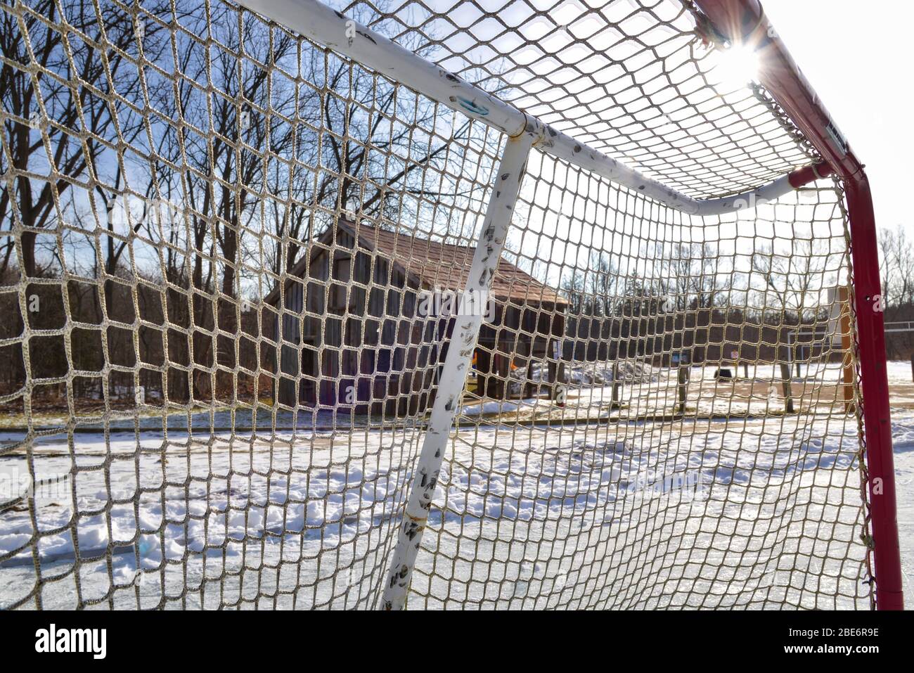 Luce del sole sulle reti da meta hockey nel parco rurale in inverno Foto Stock