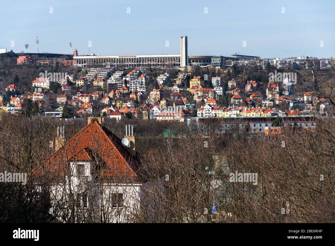 Il Grande Stadio Strahov con la bocca della metropolitana in primo piano in giornata di sole, Praga, Repubblica Ceca Foto Stock
