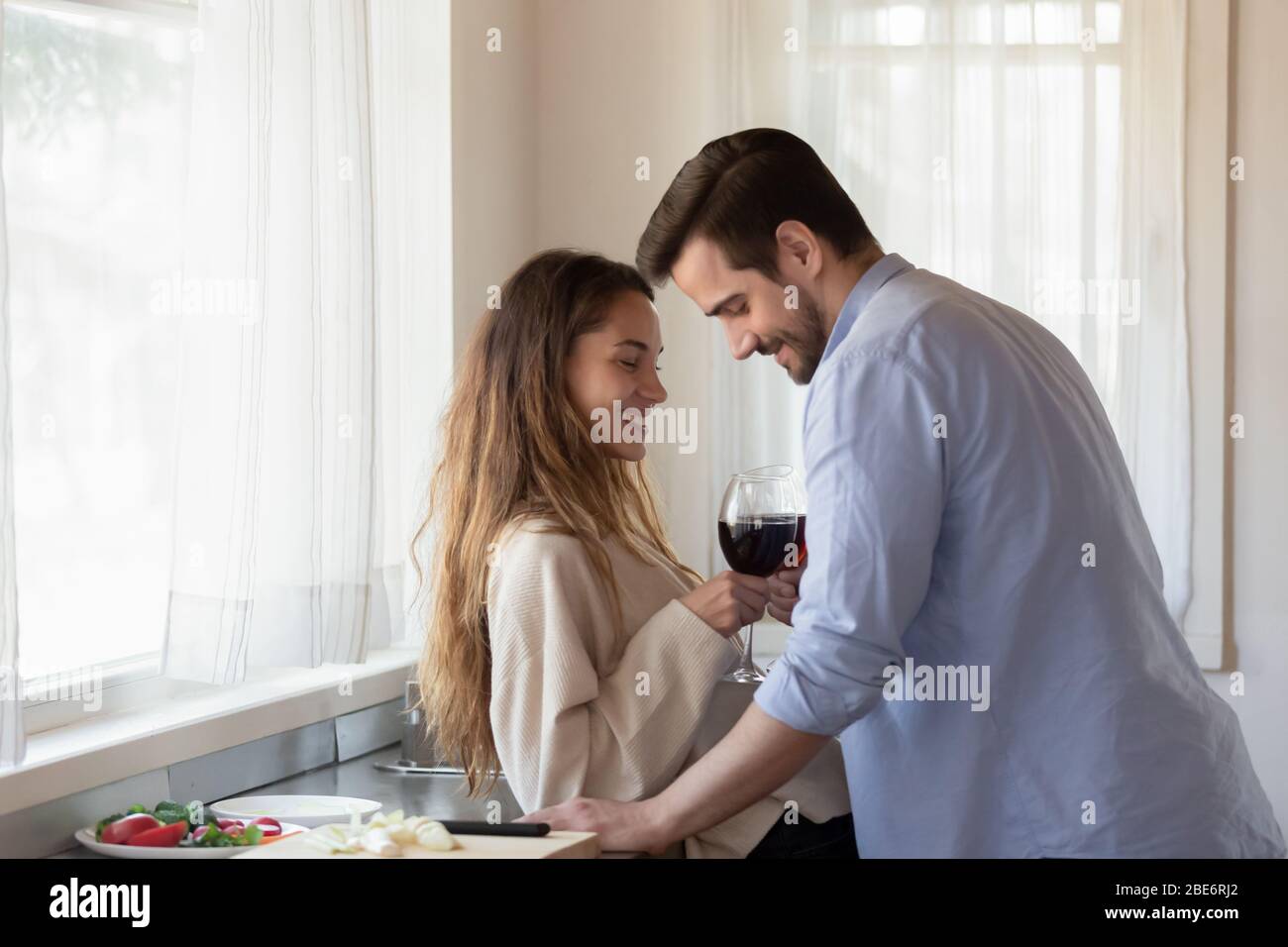 Appassionato giovane sposi felici gustando una serata romantica, bevendo vino. Foto Stock