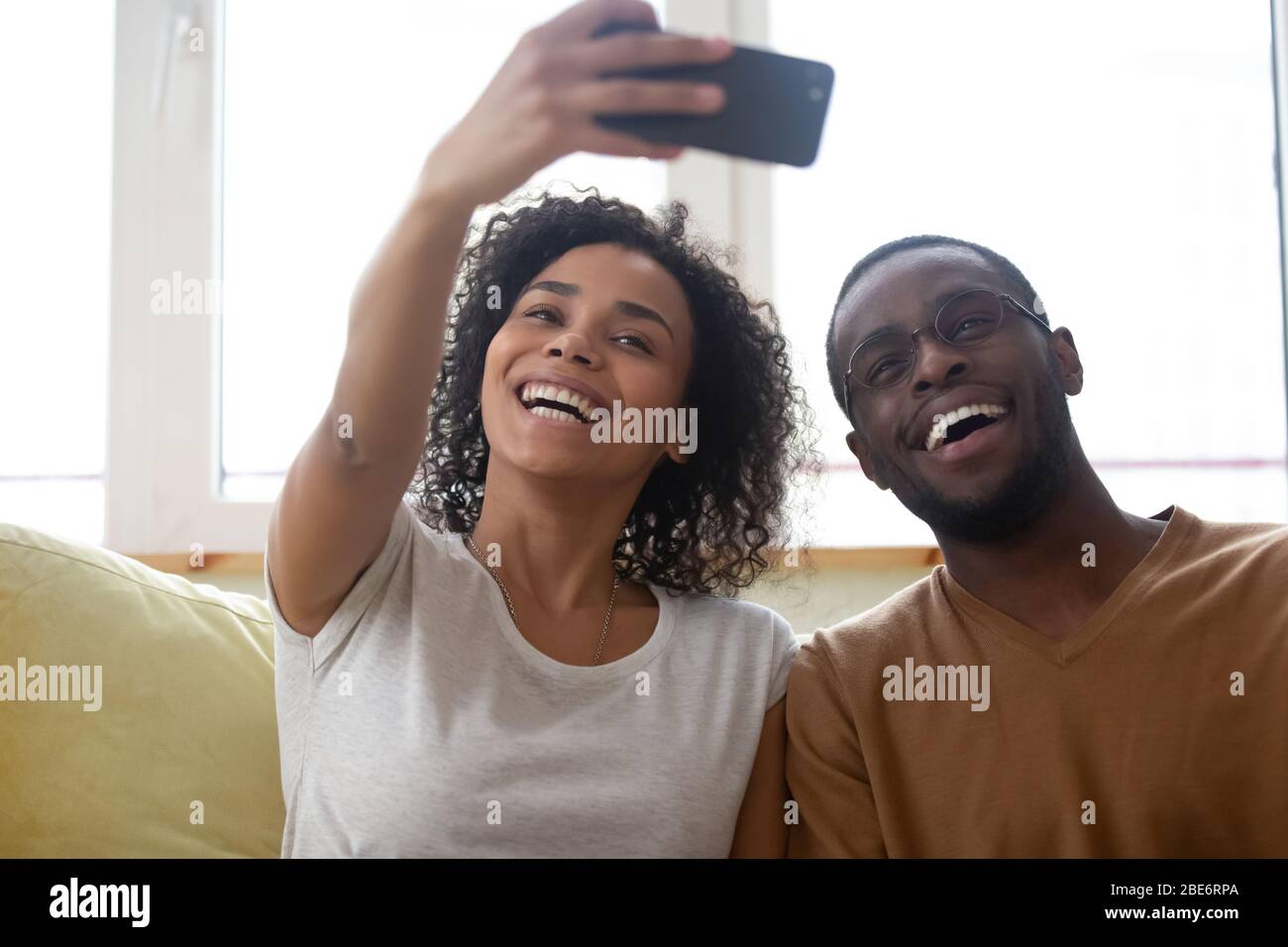 Marito e moglie Africano-americana che prendono selfie. Foto Stock