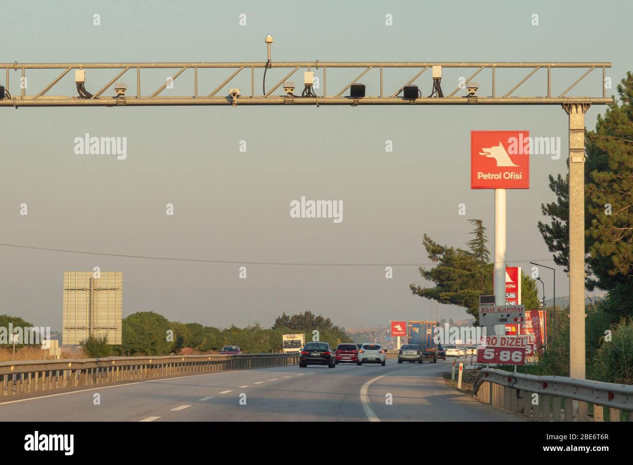 Telecamere di sorveglianza digitali (EDS) per il controllo della velocità sull'autostrada turca. Foto Stock