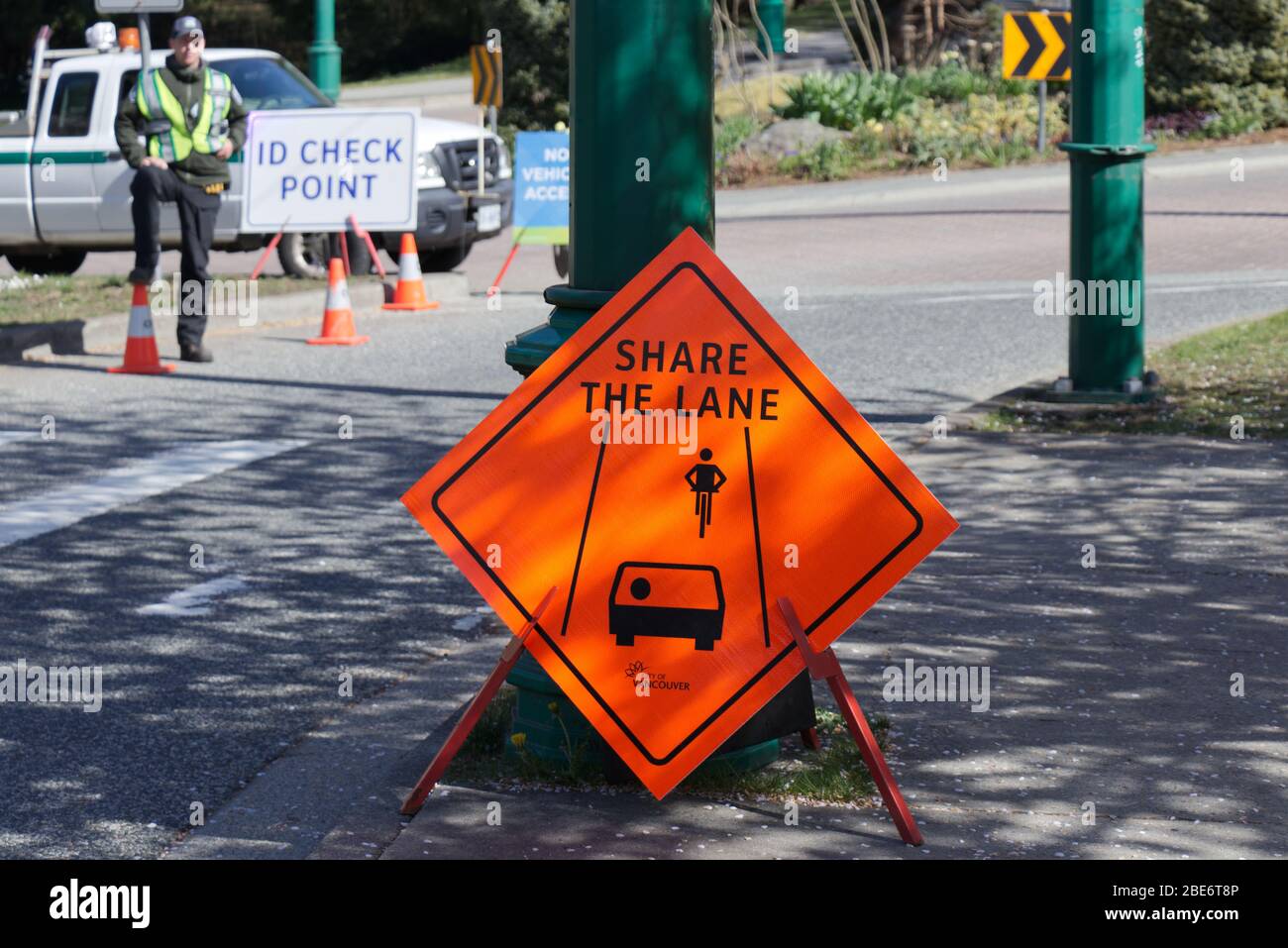 Vancouver, Canada - 11 aprile 2020: Vista del cartello 'Share the Lane' vicino al punto di controllo ID nello Stanley Park a causa del COVID-19 Foto Stock
