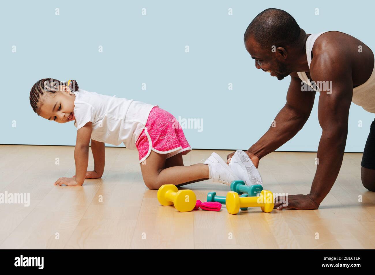 Padre e figlia che si divertono durante il loro esercizio in isolamento Foto Stock