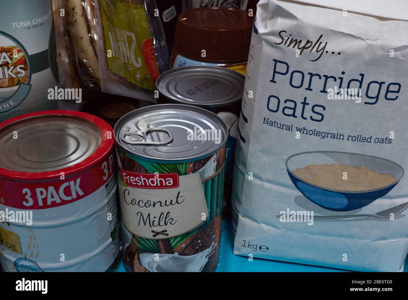 Pila di cibo stagnato e sacchetto di avena porridge. Aprile 2020. REGNO UNITO Foto Stock