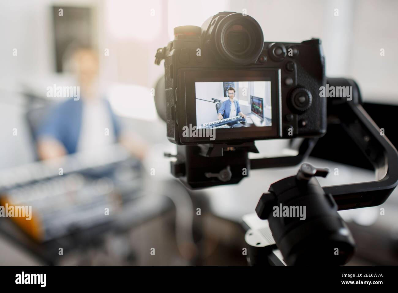 Il video blogger dal vivo insegna a rendere live le tracce musicali. Video per social network o streaming. DJ in studio di trasmissione. Produttore di musica è Foto Stock