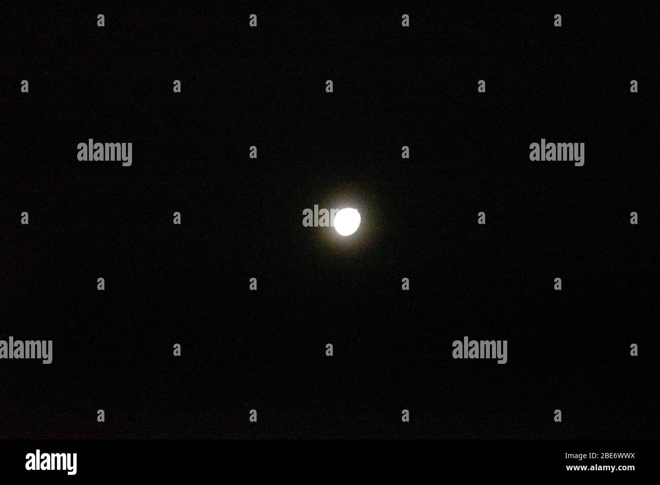 Luna il 2020 aprile notte.Io prendere questa fotografia il 8 pm con Nikon. Foto Stock