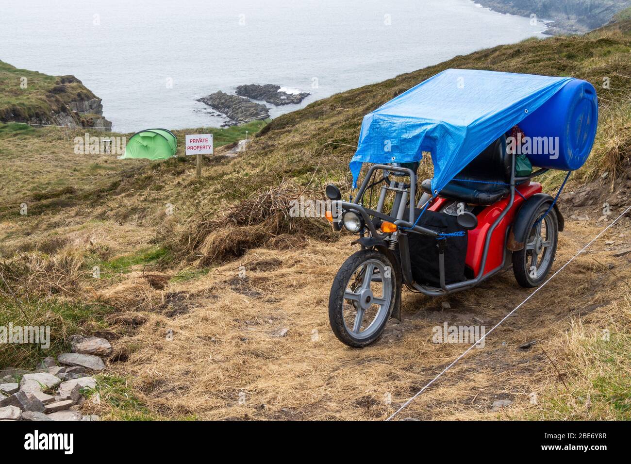 Scooter elettrico con tenda sulla cima della scogliera, Irlanda, West Cork Foto Stock