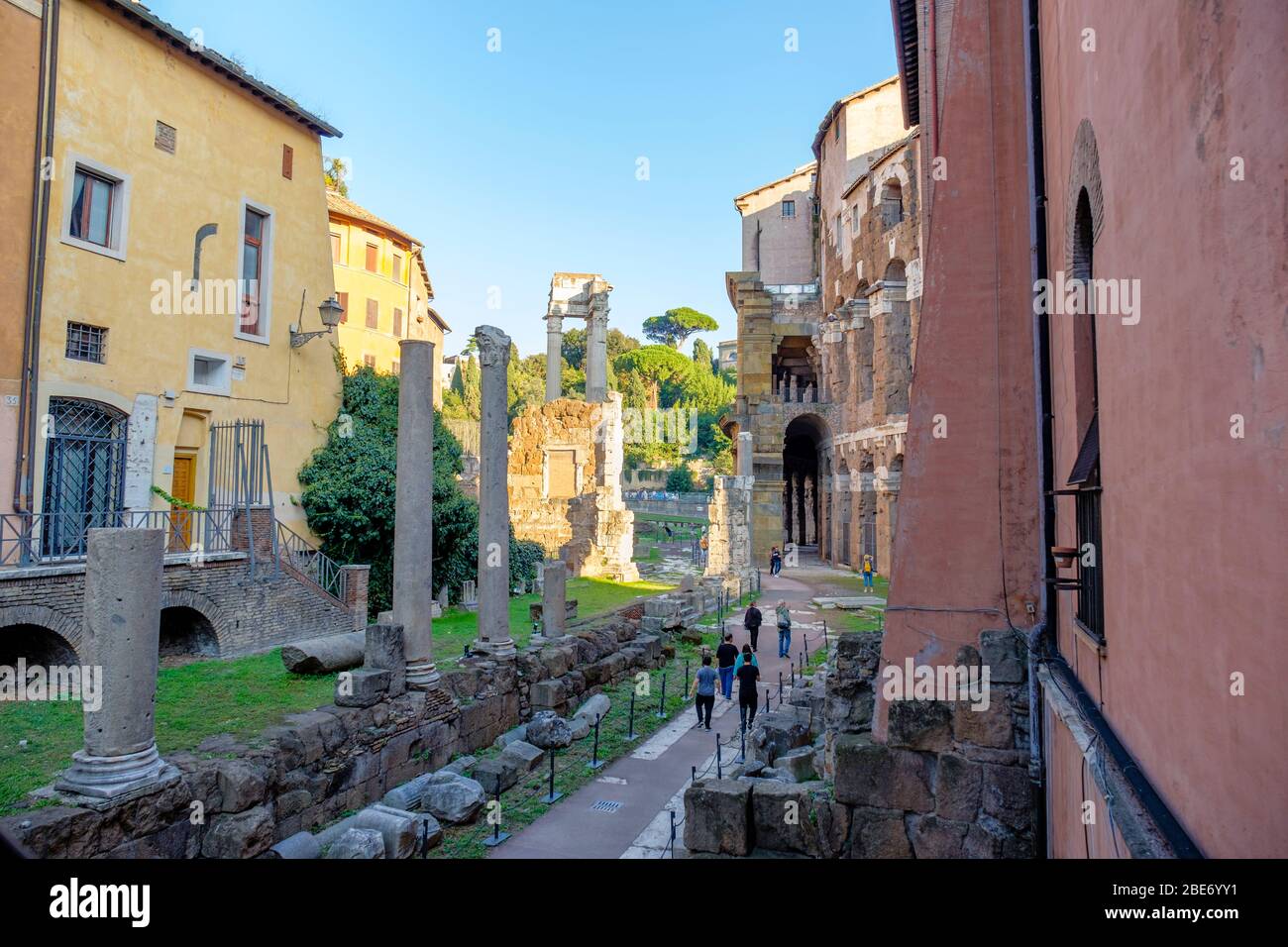 Edifici dell'antica Roma, via del foro Piscario che conduce al Tempio di Apollo Sociano e al Teatro di Marcello, Roma, Italia. Foto Stock