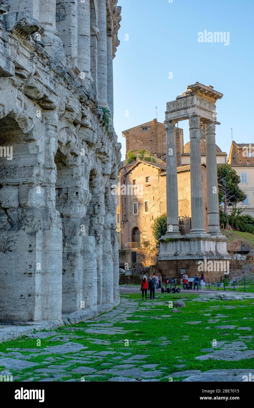 Edifici dell'antica Roma, via del foro Piscario, Tempio di Apollo Socianus e Teatro di Marcello, Roma, Italia. Foto Stock