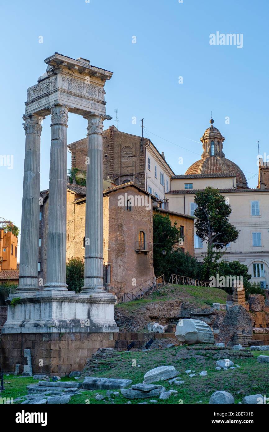 Edifici dell'antica Roma, Tempio di Apollo Sociano, tempio romano dedicato ad Apollo, Campus Marzio, Roma, Italia. Foto Stock