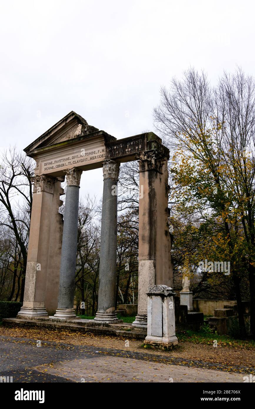 Tempio di Antonino e Faustina, Villa Borghese. Immagini di Roma, Italia durante le vacanze di Natale. Foto Stock