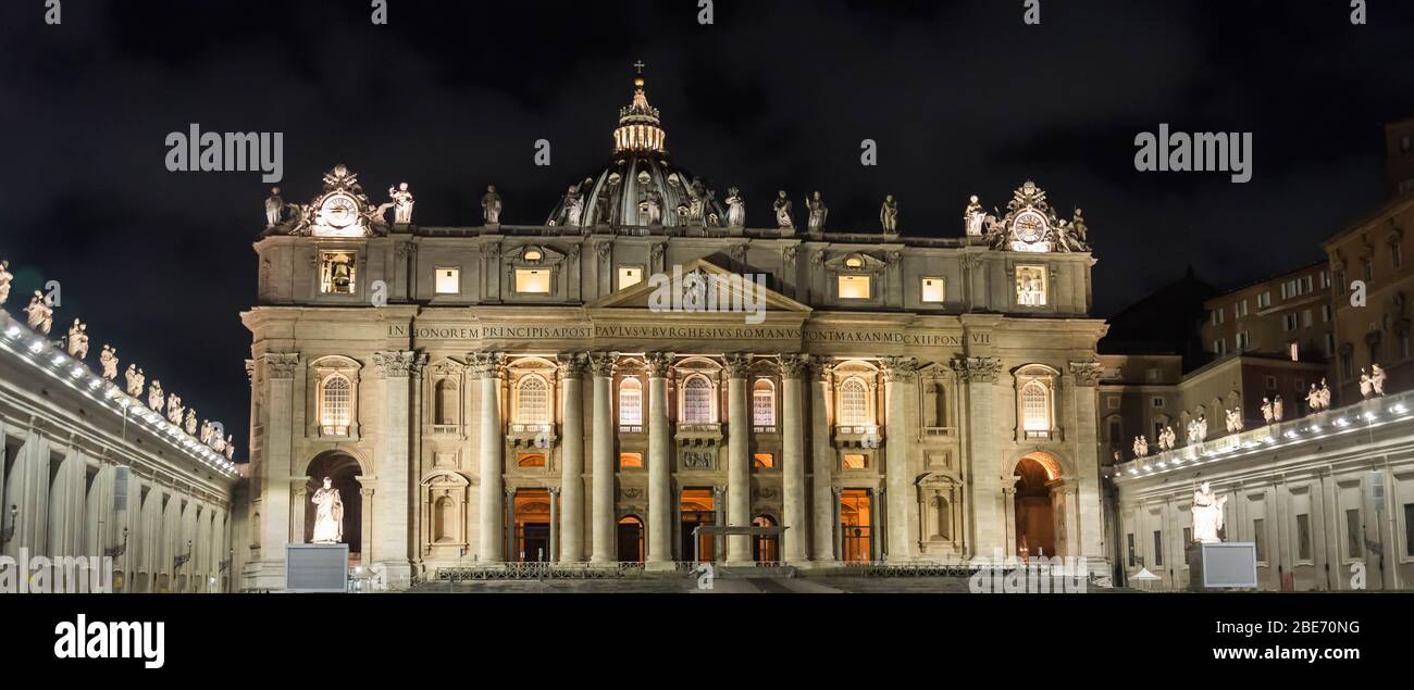 Vista notturna della facciata della Basilica di San Pietro in Città del Vaticano Foto Stock