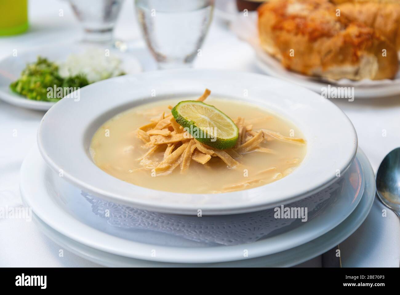 'sopa de Lima', zuppa di lime, brodo di pollo, cibo messicano di Yucatan Foto Stock