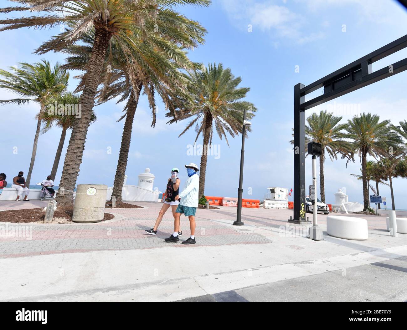 FORT LAUDERDALE, FLORIDA - 12 APRILE: Parchi e spiagge chiusi a Pasqua a causa delle regole sociali di allontanamento applicate per combattere la diffusione del coronavirus molti servizi di Pasqua in tutto il paese ha dovuto trovare un nuovo modo per celebrare la Pasqua il 12 aprile 2020 a Fort Lauderdale, Florida persone: Atmosfera credito: Storms Media Group/Alamy Live News Foto Stock