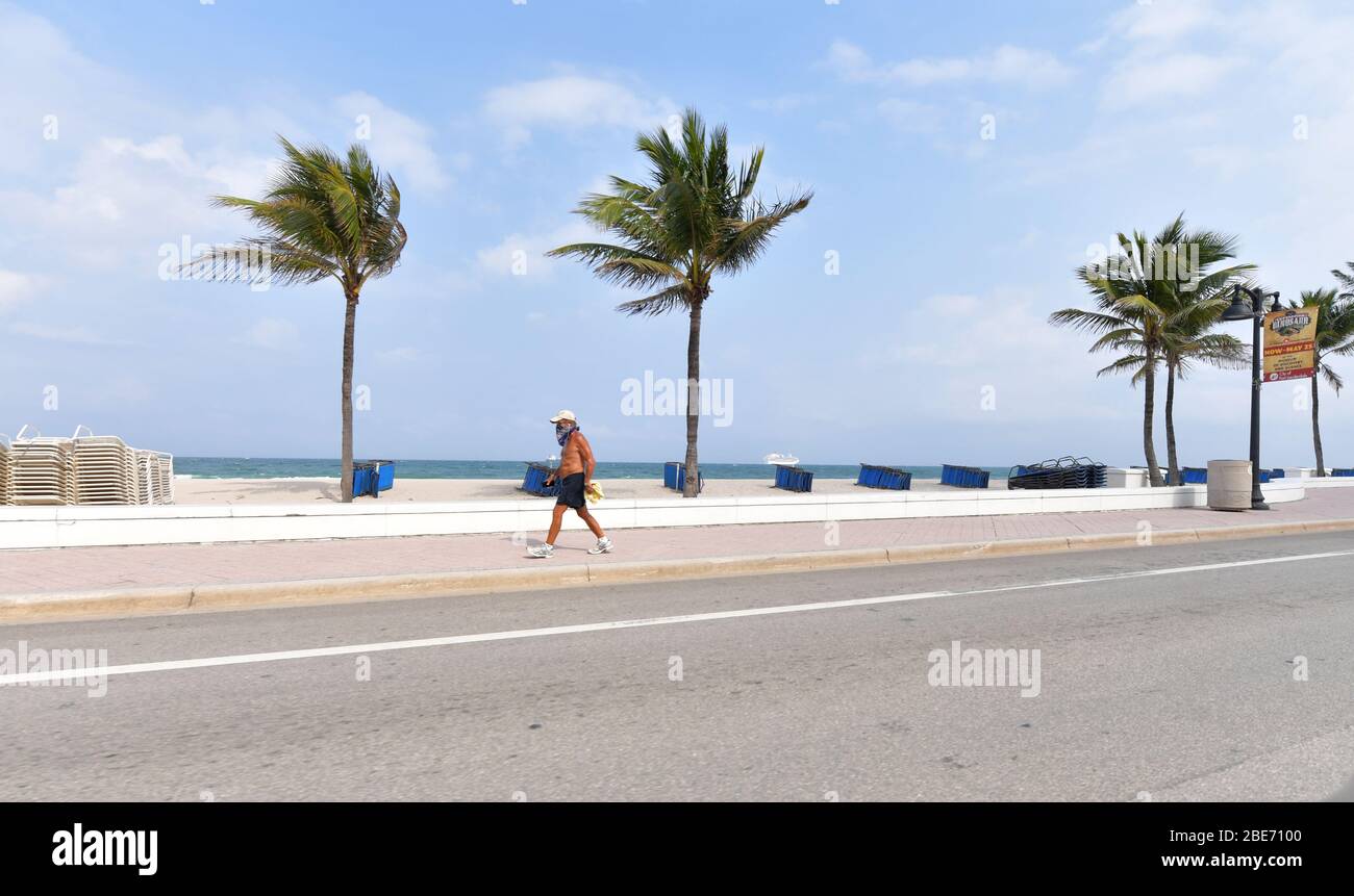 FORT LAUDERDALE, FLORIDA - 12 APRILE: Parchi e spiagge chiusi a Pasqua a causa delle regole sociali di allontanamento applicate per combattere la diffusione del coronavirus molti servizi di Pasqua in tutto il paese ha dovuto trovare un nuovo modo per celebrare la Pasqua il 12 aprile 2020 a Fort Lauderdale, Florida persone: Atmosfera credito: Storms Media Group/Alamy Live News Foto Stock