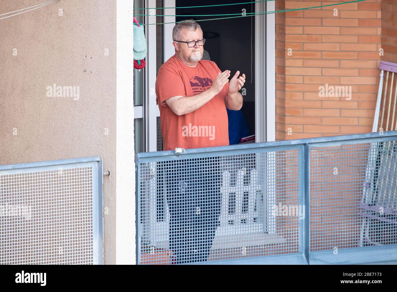 Huelva, Spagna - 10 aprile 2020: Cittadini che soggiornano a casa e si aggrazia ogni giorno sui balconi alle 8 durante il periodo epidemico di coronavirus mortale. Foto Stock