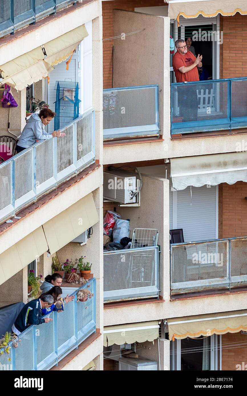 Huelva, Spagna - 10 aprile 2020: Cittadini che soggiornano a casa e si aggrazia ogni giorno sui balconi alle 8 durante il periodo epidemico di coronavirus mortale. Foto Stock