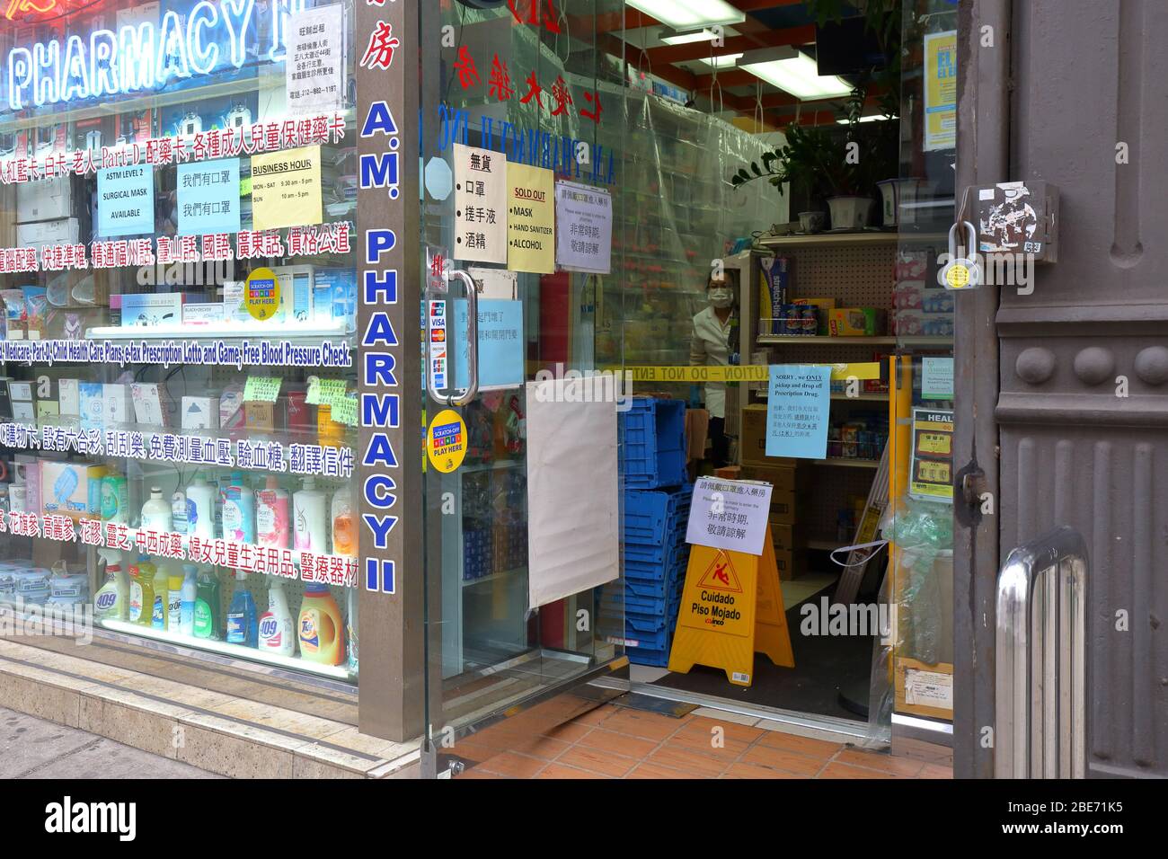 Una farmacia a Manhattan Chinatown a New York con i segnali di sicurezza e di precauzione per i clienti durante... PER ULTERIORI INFORMAZIONI, VEDERE LA DIDASCALIA COMPLETA Foto Stock