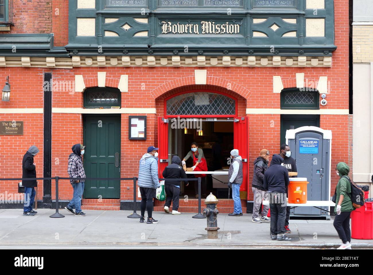 Pranzo di Pasqua servito alla missione Bowery ai senzatetto, povero e affamato a New York durante... PER ULTERIORI INFORMAZIONI, VEDERE LA DIDASCALIA COMPLETA Foto Stock