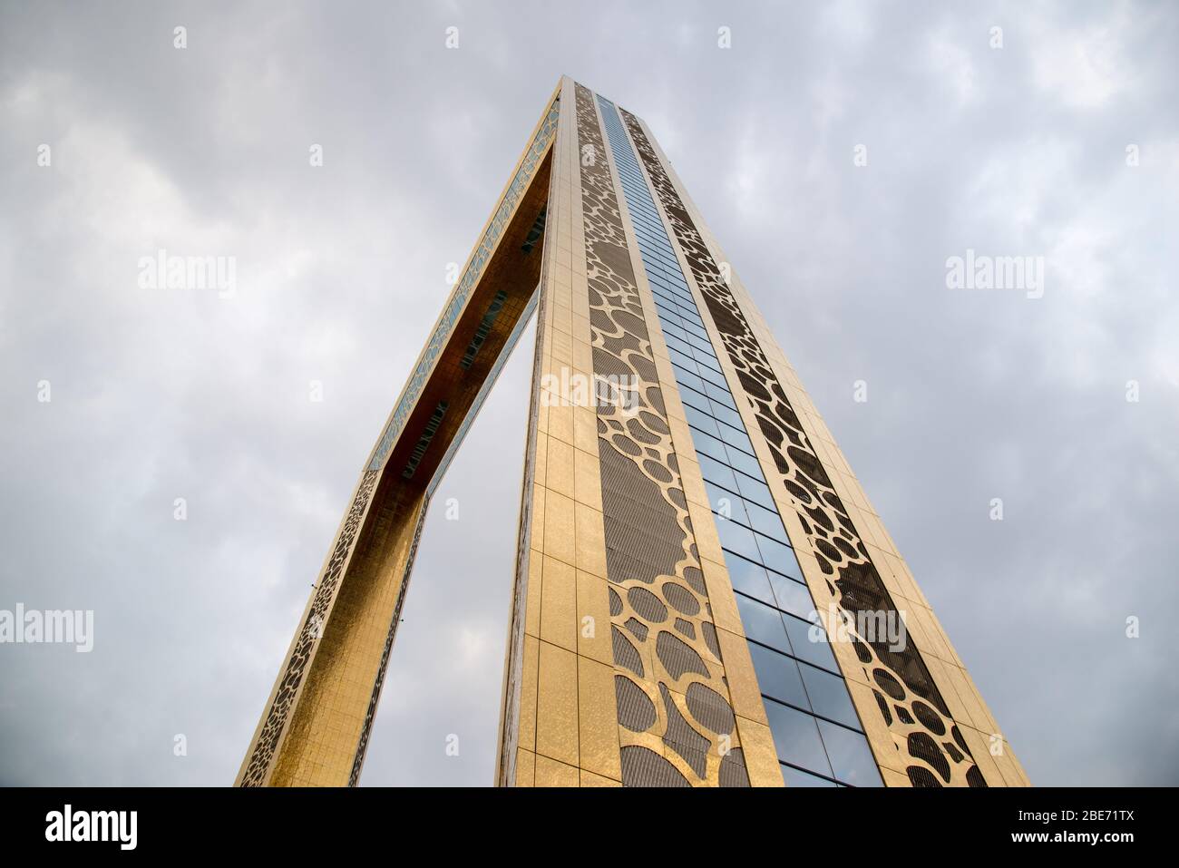 Golden Dubai Frame, nuova attrazione a Dubai, incredibile architettura. Dubai, Emirati Arabi Uniti Foto Stock