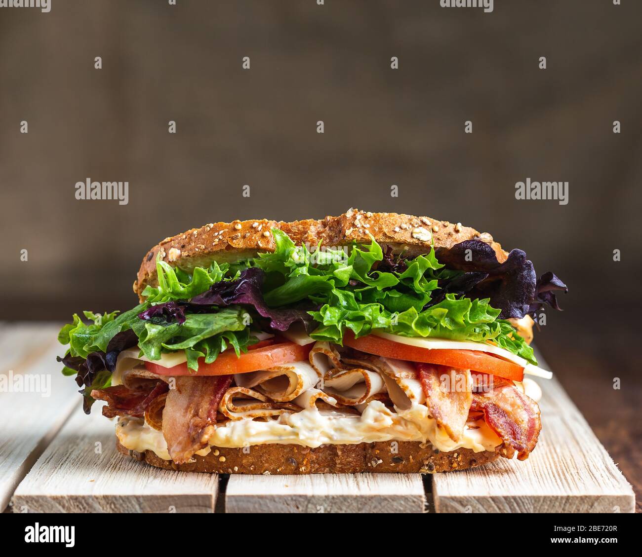 BLT sandwich su superficie in legno con sfondo in lino Foto Stock