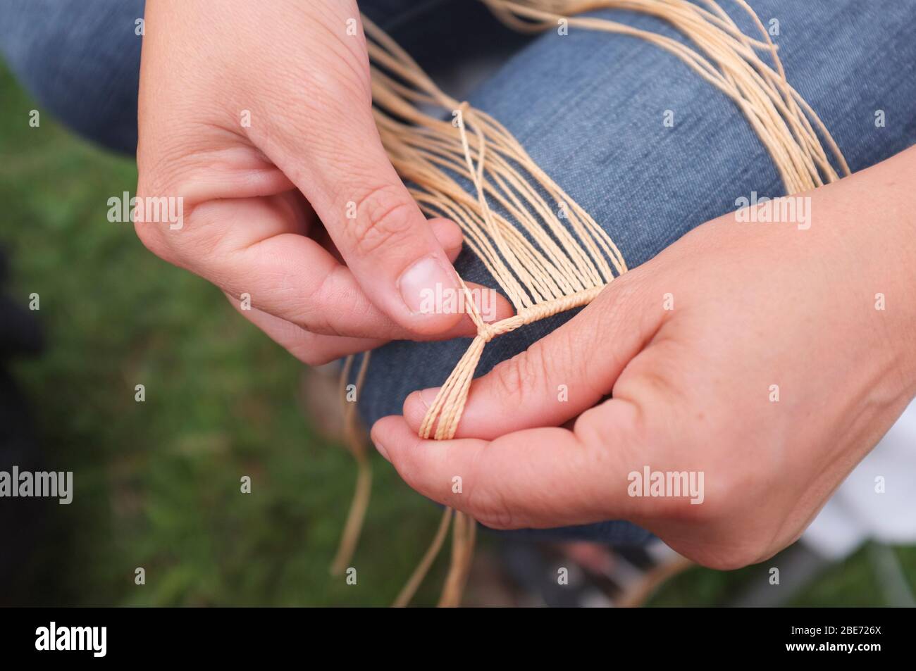 crftswoman tessitura fibre naturali Foto Stock