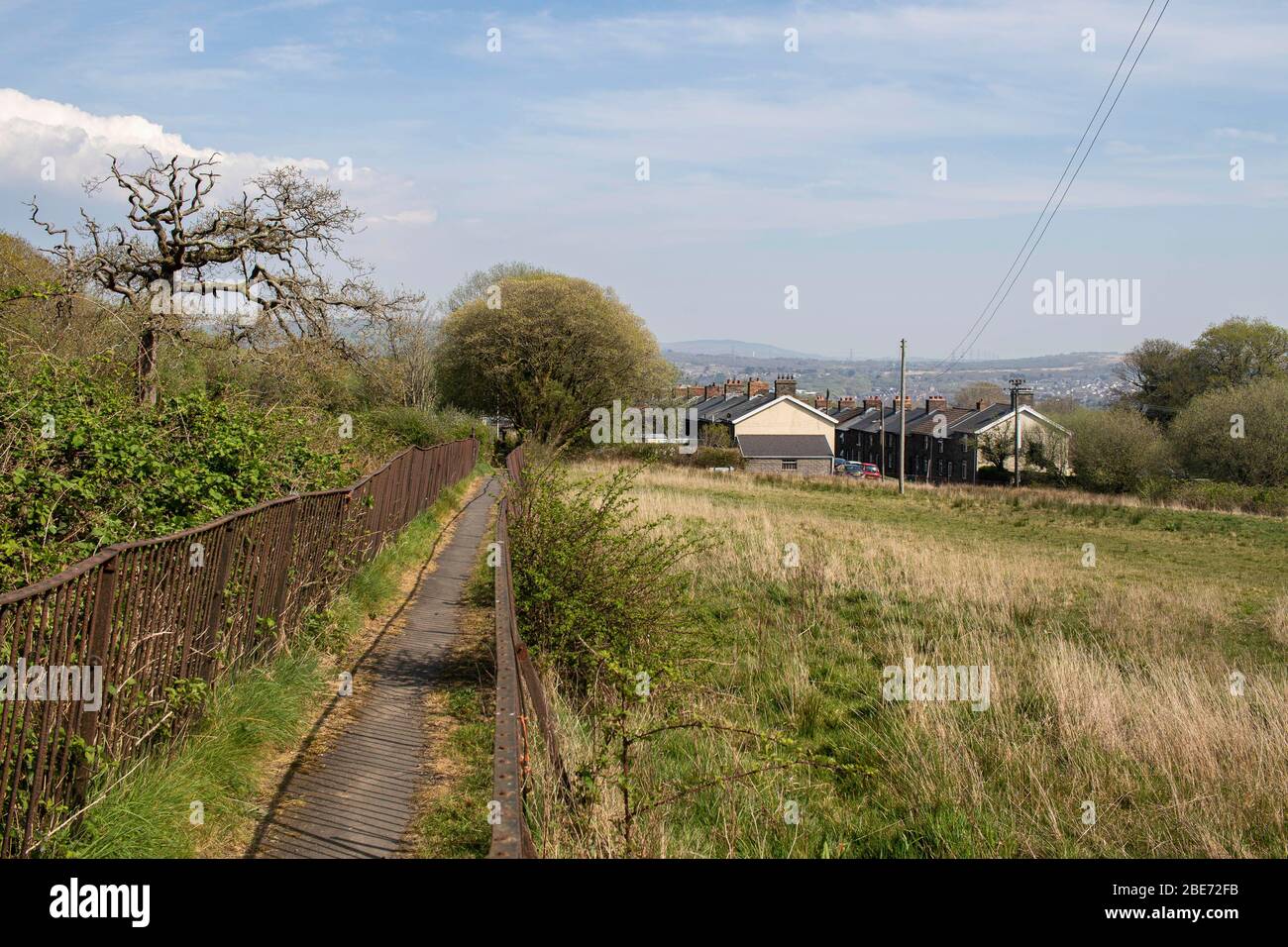 Una vista generale del Park Terrace a Tondu, Bridgend. Lewis Mitchell. Foto Stock