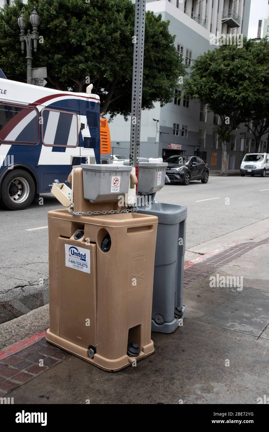 Los Angeles, CA/USA - 9 aprile 2020: Stazioni di lavaggio portatili per la popolazione senzatetto DI LOS ANGELES durante l'epidemia di COVID-19 Foto Stock