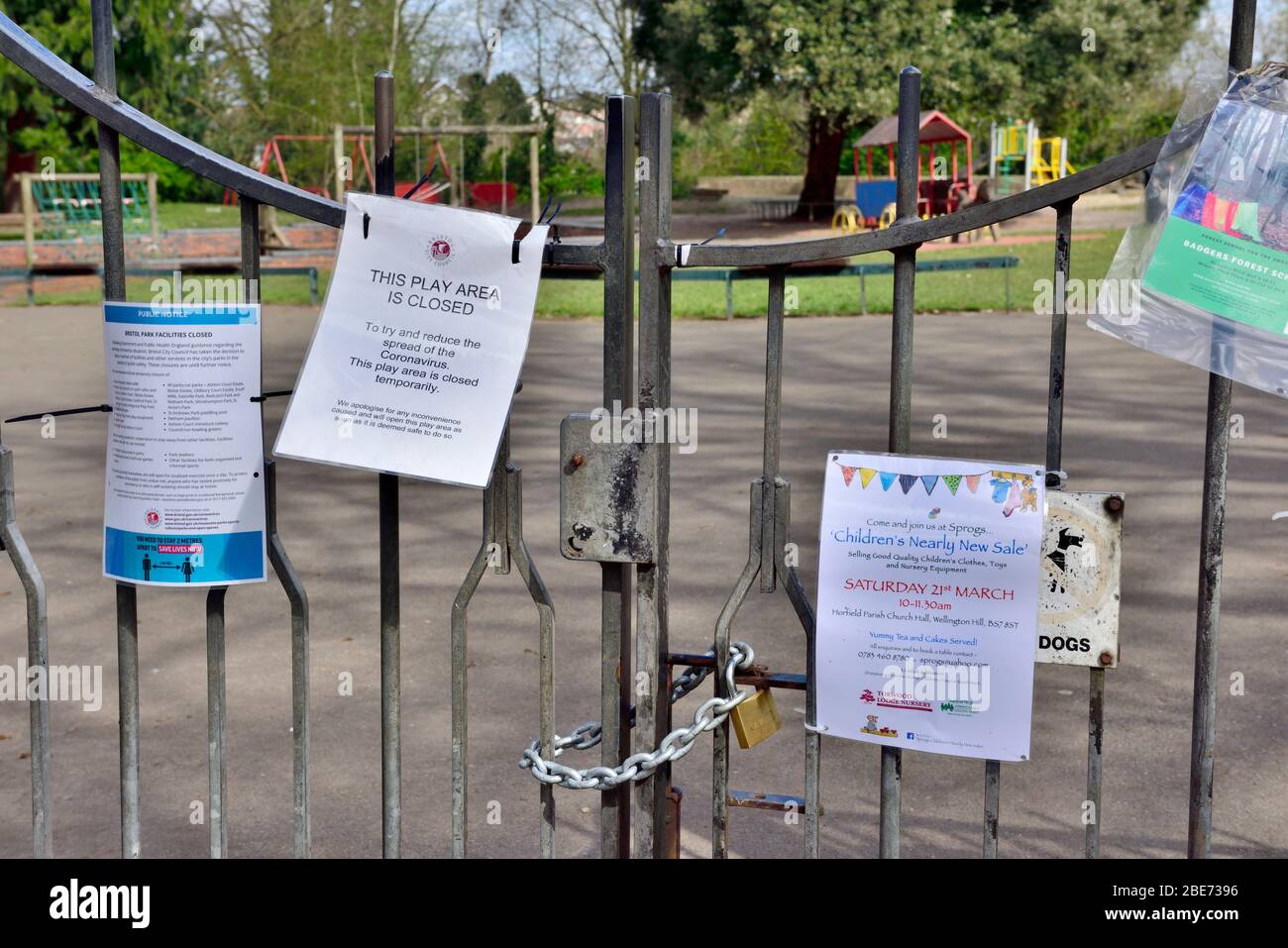Parco pubblico e area giochi per bambini chiusi, porte chiuse, a causa della crisi del coronavirus, Bristol, Regno Unito Foto Stock