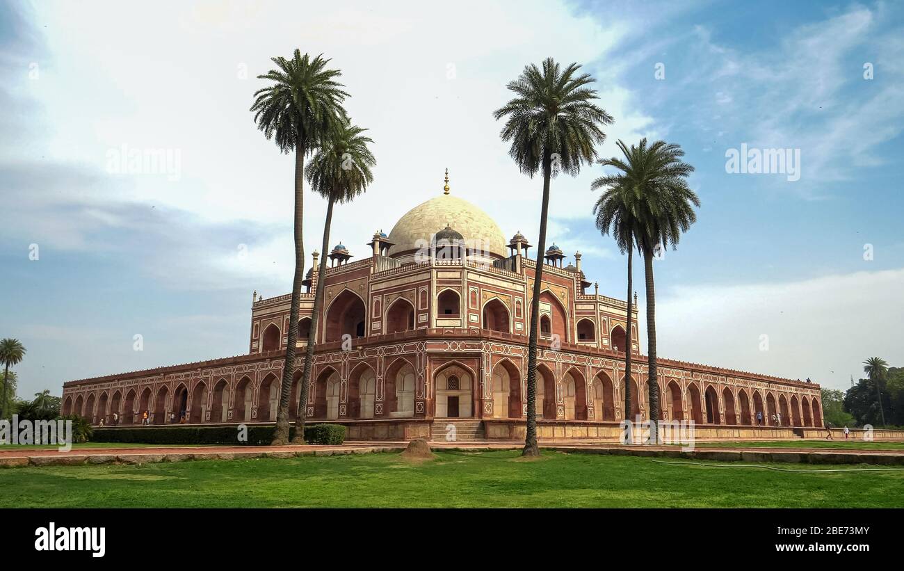Una Vista Ampia Della Tomba Di Humayun E Delle Palme A Delhi India Foto Stock Alamy