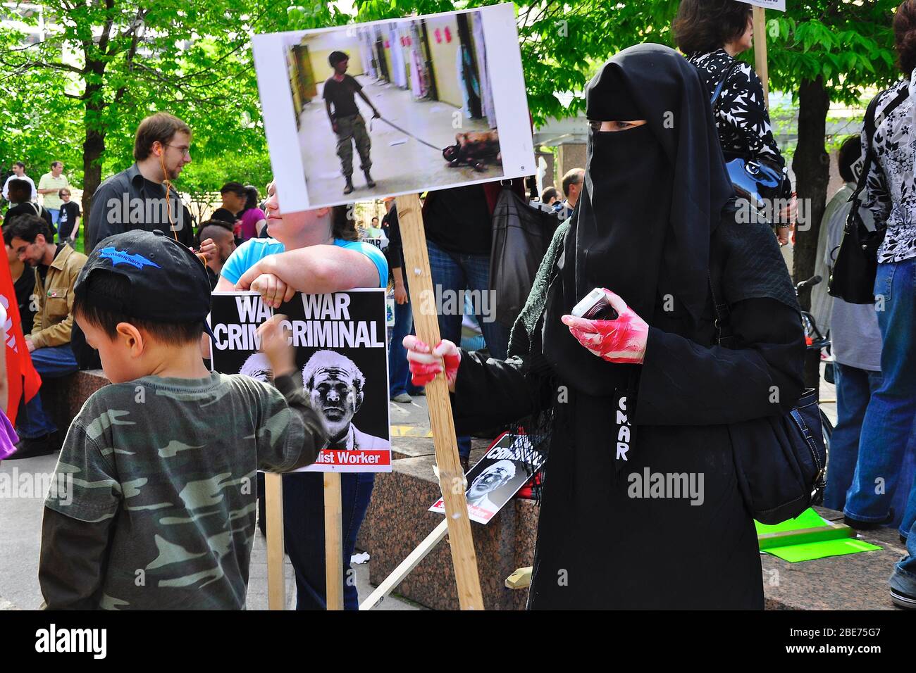 Toronto, Ontario, Canada - 05/29/2009: Donne manifestanti vestite con hijab che tengono cartelli per la manifestazione di pace a Toronto, Ontario, Canada Foto Stock