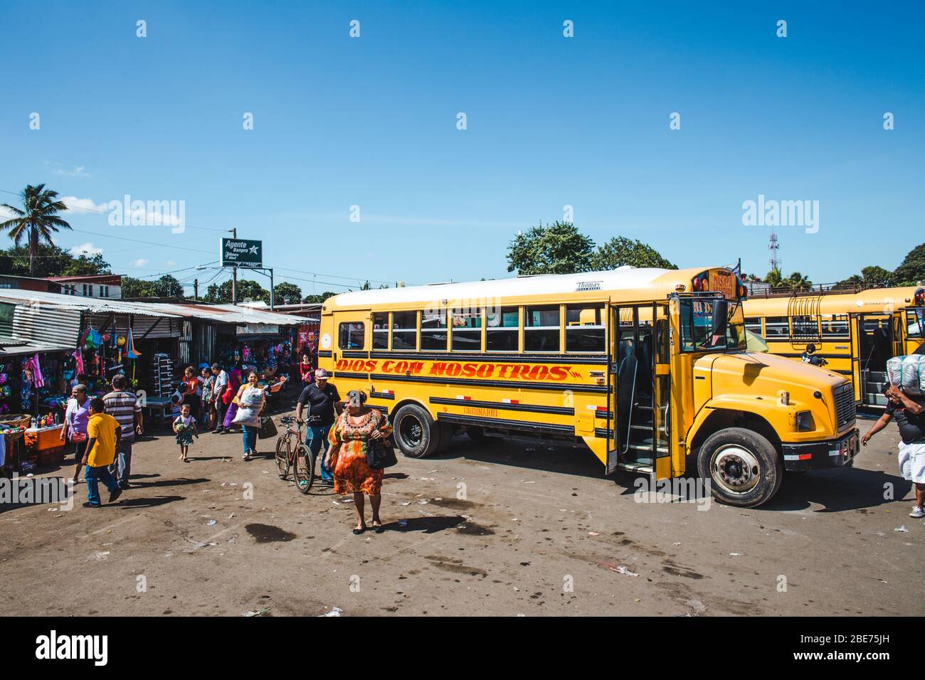 Scena tipica fuori di un autobus di pollo (vecchio autobus di scuola americano riproposto come trasporto pubblico in America Centrale) al terminale di autobus Masaya in Nicaragua Foto Stock