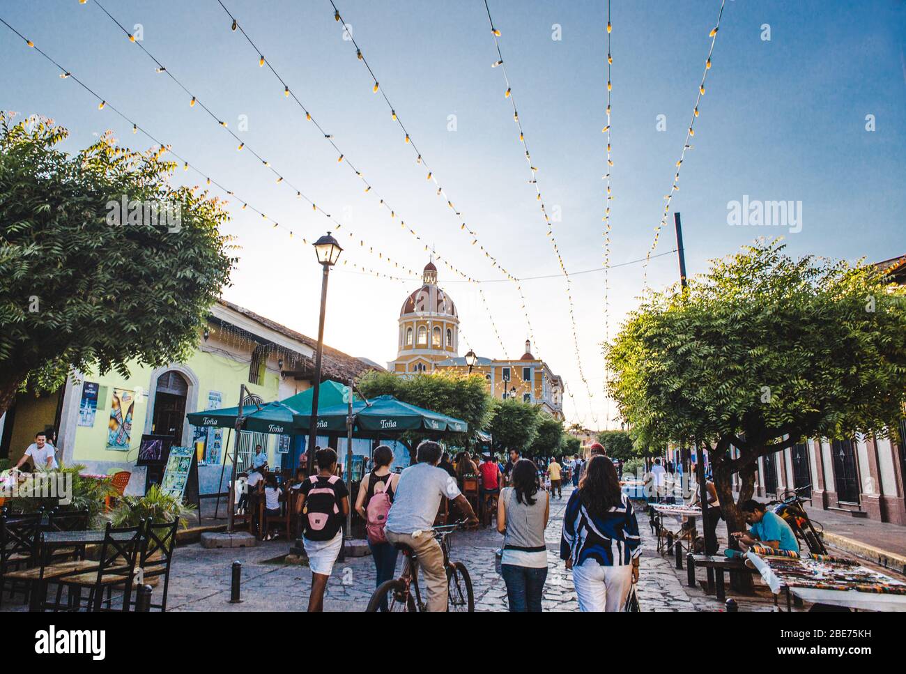 Ristoranti e bancarelle linea Calle la Libertad, la principale striscia turistica di Granada, Nicaragua Foto Stock