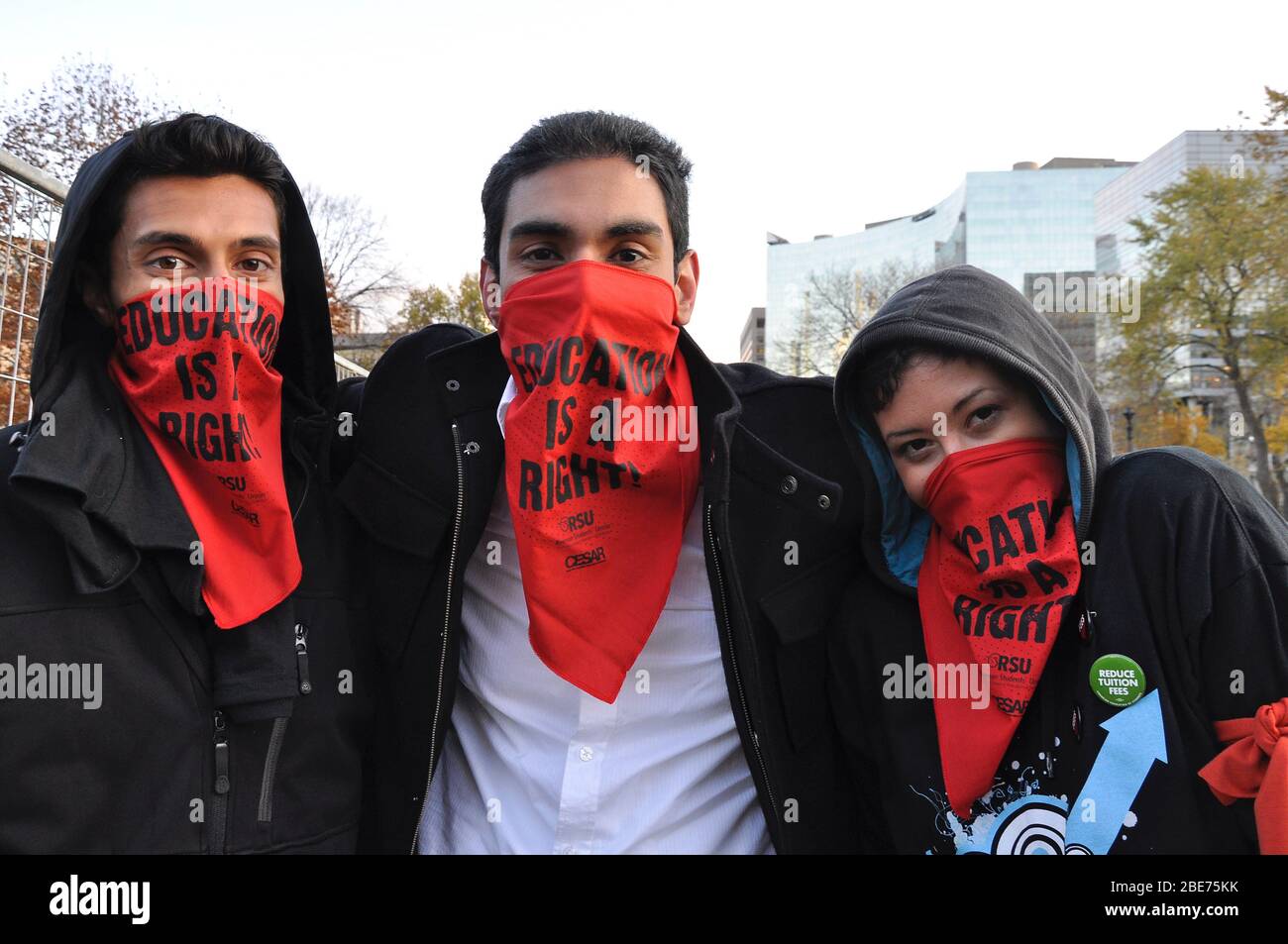 Toronto, Ontario, Canada - 11/05/2009: Il protesta ha messo il messaggio di protesta nel fazzoletto davanti all'Assemblea legislativa dell'Ontario Foto Stock