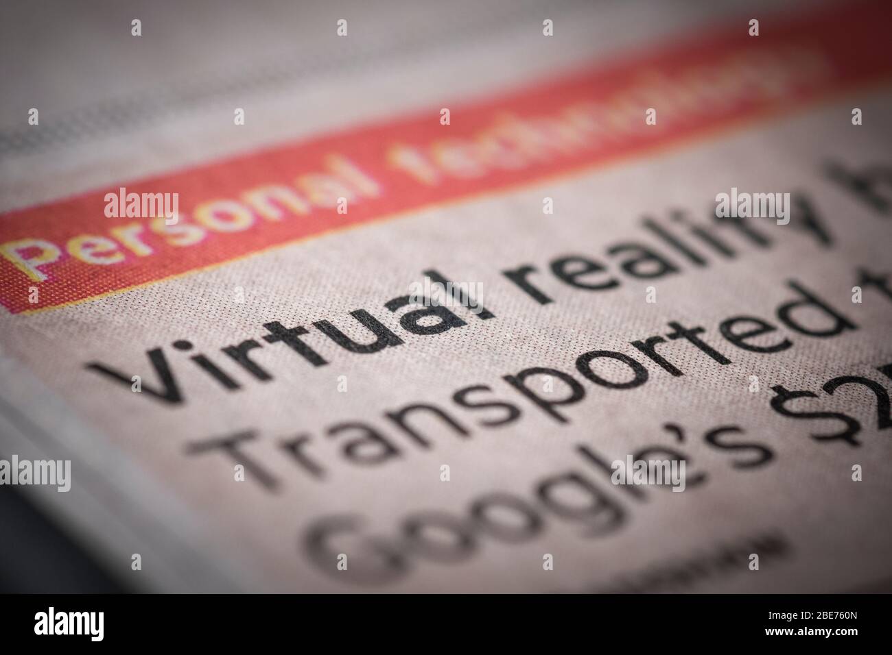 Primo piano di un giornale scritto in realtà virtuale. Foto Stock